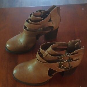 Soda scribe S  womans double bucklet ankle strap booties brown zip zise 6.5 used